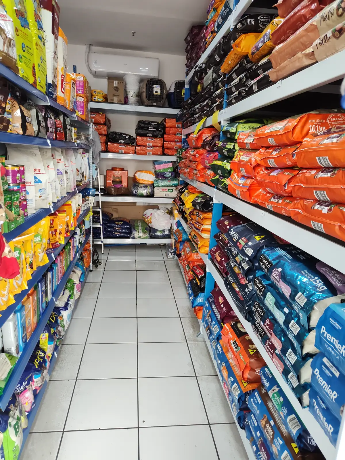 Corredor de produtos da loja