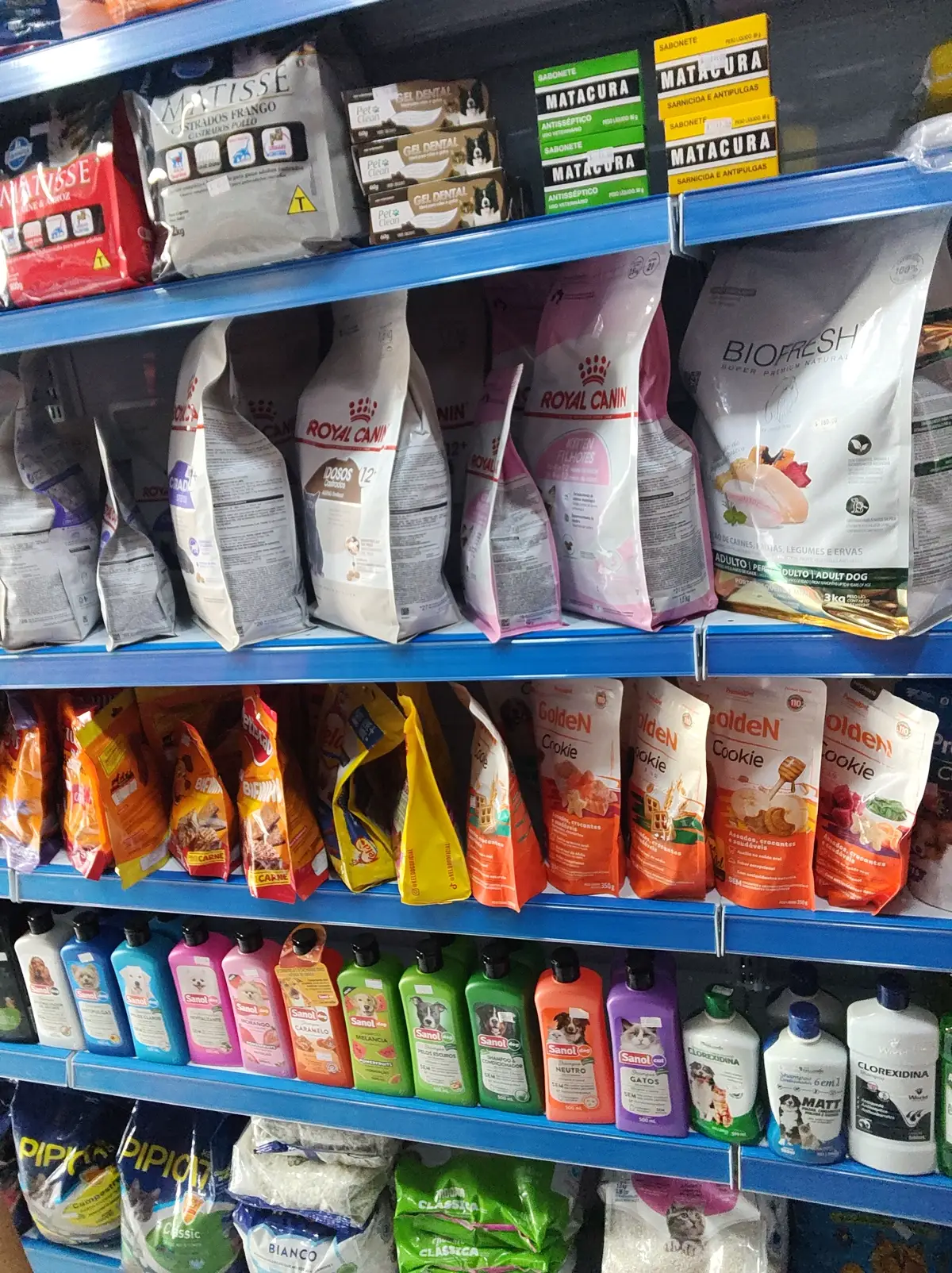 Prateleira de ração Royal Canin e higiene pet